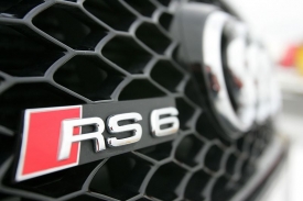 Logo RS získalo s posledními modely velmi dobrý zvuk.