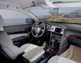 Stejný interiér jako u Audi A6. Jen koberečky mají hrubší zrno. o okolí je řidič lépe informován velkými zpětnými zrcátky.