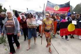 Průvod Aboriginců míří k parlamentu v Canbeře