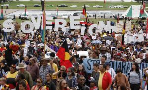 Průvod Aboriginců míří k parlamentu v Canbeře
