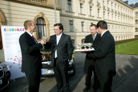 Předání automobilů za účasti Alexandra Vondry a Martina Jaha.