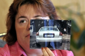 Helena Pšeničková ukazuje fotku podnikatelova auta.