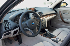 Typický interiér BMW: kvalitní, přehledný a orientovaný na řidiče. Za mnoho vymožeností se však musí připlatit.