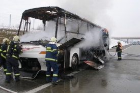 Hořící autobus uzavřel hradeckou dálnici.