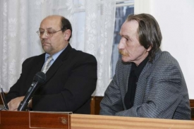 Ladislav Vaněk (vpravo) u okresního soudu v Českém Krumlově.