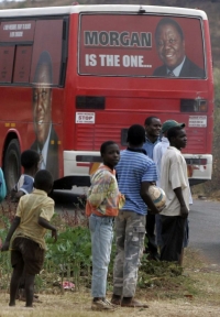 Volební autobus vůdce opozičního hnutí Tsvangiraie.