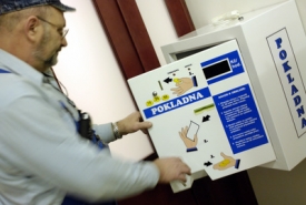 Instalace automatu na v&yacute;běr poplatků v nemocnici na Bulovce.