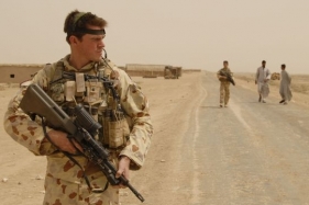 Australský voják na kontrolním stanovišti na jihu Iráku.