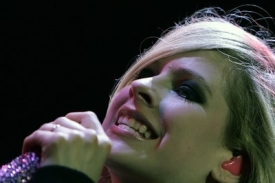 Kanadská zpěvačka Avril Lavigne úspěšně vydělává sobě i jiným.