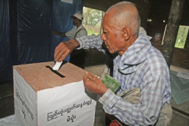 V Barmě se konalo referendum o nové ústavě.