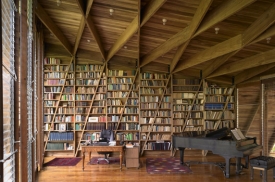Prostorná knihovna se nachází v hlavní obytné místnosti.
