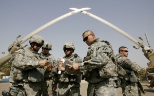 Američtí vojáci v Zelené zóně v Bagdádu diskutují nad plánem mise.