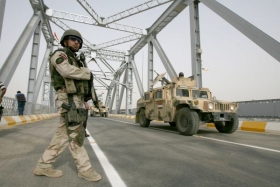 Irácký voják stráží rekonstruovaný most v Bagdádu.