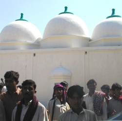 Před mešitou.