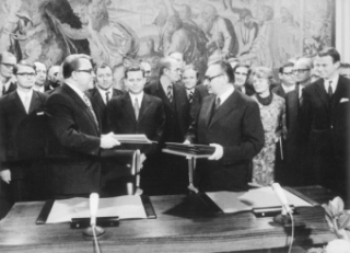Dohoda o zákl. vztahů mezi SRN a NDR 1972. Vpravo st. tajemník Bahr.