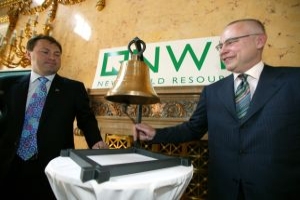 Zdeněk Bakala (vpravo) slavnostně zvoní při úpisu NWR.