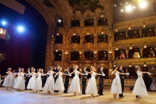 Ples v opeře byl zahájen Čajkovského polonézou baletem Státní opery.