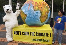 Aktivisté z Greenpeace protestují proti globálnímu oteplování