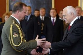 Generál Miroslav Bálint s prezidentem Klausem.