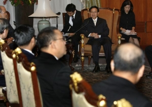 Thajský premiér si těžkou hlavu nedělá.