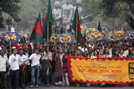 Bangladéšané oslavují Den vítězství v ulicích města Dháka.