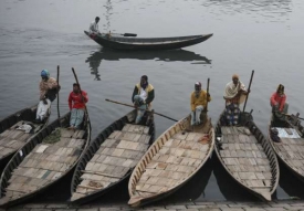 Rybáři v hlavním městě Dháce.