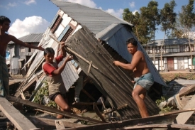 Sidr smetl ze země desetitisíce domů s bambusovými střechami.