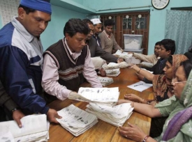 Sčítání hlasů při volbách v Bangladéši.