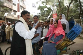Kampaň menších stran na ulicích Dháky.