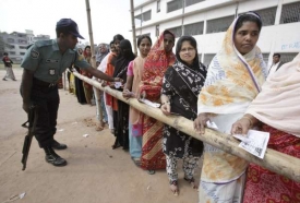 Bangladéšanky před volební místností v Dháce.