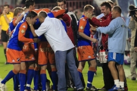 Hráči Baníku Ostrava se radují spolu s trenérem Karlem Večeřou