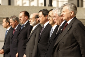 Guvernéři světových bank skupiny G7 pózují fotografům.
