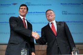 Exšéf Merrill Lynch John Thain (vlevo) si libuje s Kenem Lewisem