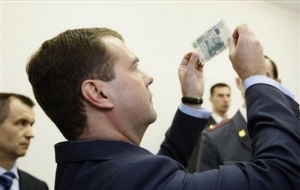 Roste i počet padělků. Prezident Medveděv v policejní laboratoři.