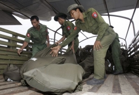 Barmská armáda se zatím o distribuci pomoci snaží sama.
