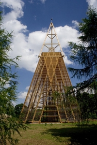 Unikátná dřevěná stavba měří 30 metrů.