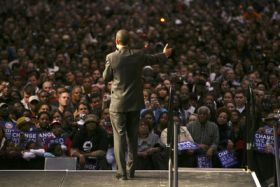 Barack Obama umí oslovit davy. Bude to stačit?
