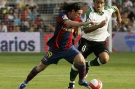 Hráč Barcelony Lionel Messi (vlevo) v bitvě o míč s hráčem Santanderu Aldem Duscherem
