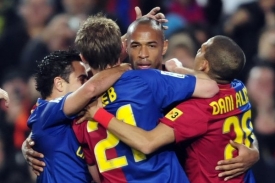 Hráči Barcelony se radují po drtivém vítězství nad Valencií.