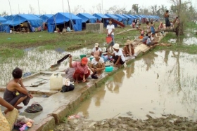 Tábor Barmánců bez přístřeší v deltě Iravadi.