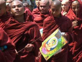 demonstrující mniši