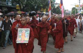 Pochodující mniši v Jangonu