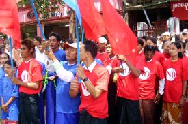 Členové Národní ligy pro demokracii vyzývají Barmánce, aby nevolili