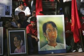 Demonstranti s podobiznami vůdkyně barmské opozice Su Ťij
