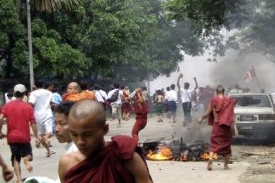 Střety demonstrantů s myanmskou policií
