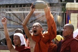 Protestující buddhističí mniši v Myanmě