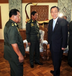 Vrchní barmský generál Than Šwei a přijímá generálního tajemníka OSN.