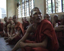 Mniši v klášteře, který v roce 2007 vzala útokem barmská policie.
