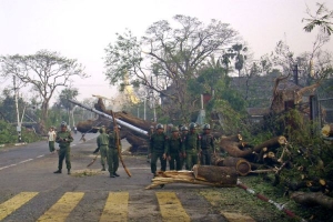 Vojáci odklízejí trosky a padlé stromy na předměstí Rangúnu.