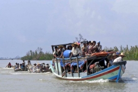 Lodě svážejí přeživší v deltě Iravadi.